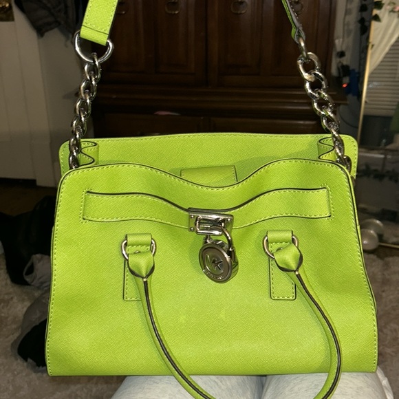 GREEN MICHAEL KORS PURSE GENTLY USED WITH SILVER CHAIN, KEY AND LOCK - Picture 3 of 14
